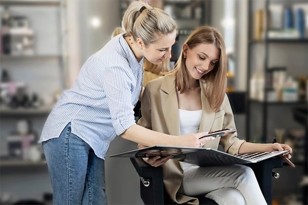 девушка в салоне красоты