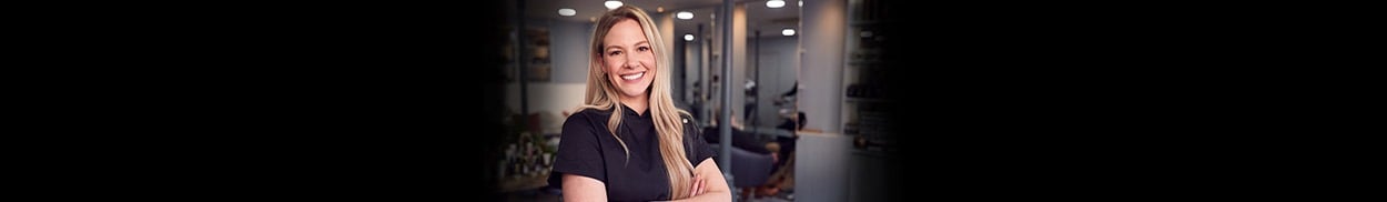 девушка улыбается