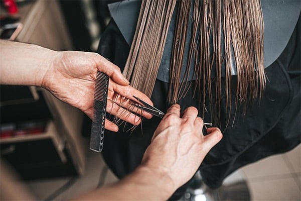 что делает парикмахер