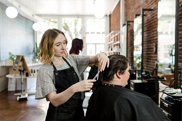 Рабочее место парикмахера в процессе стрижки