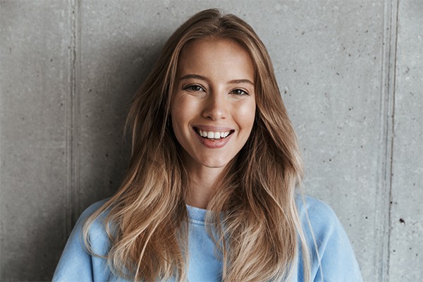 девушка улыбается