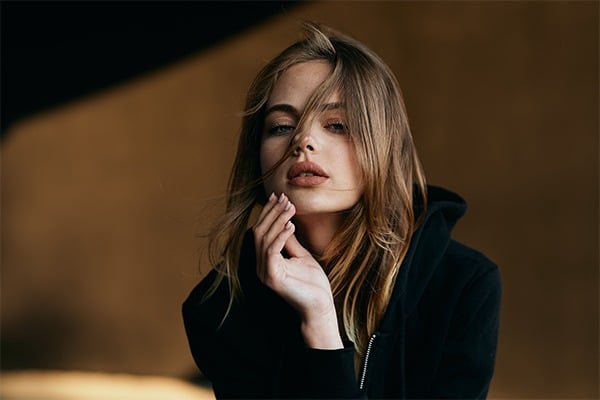 девушка в черном